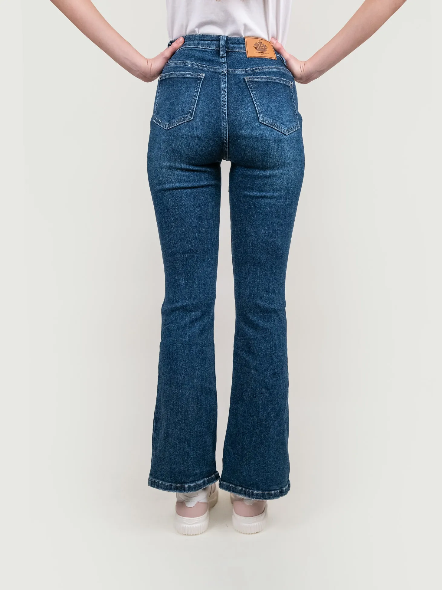 JEANS A ZAMPA ELASTICIZZATO CON MAXI SPACCO FRONTALE