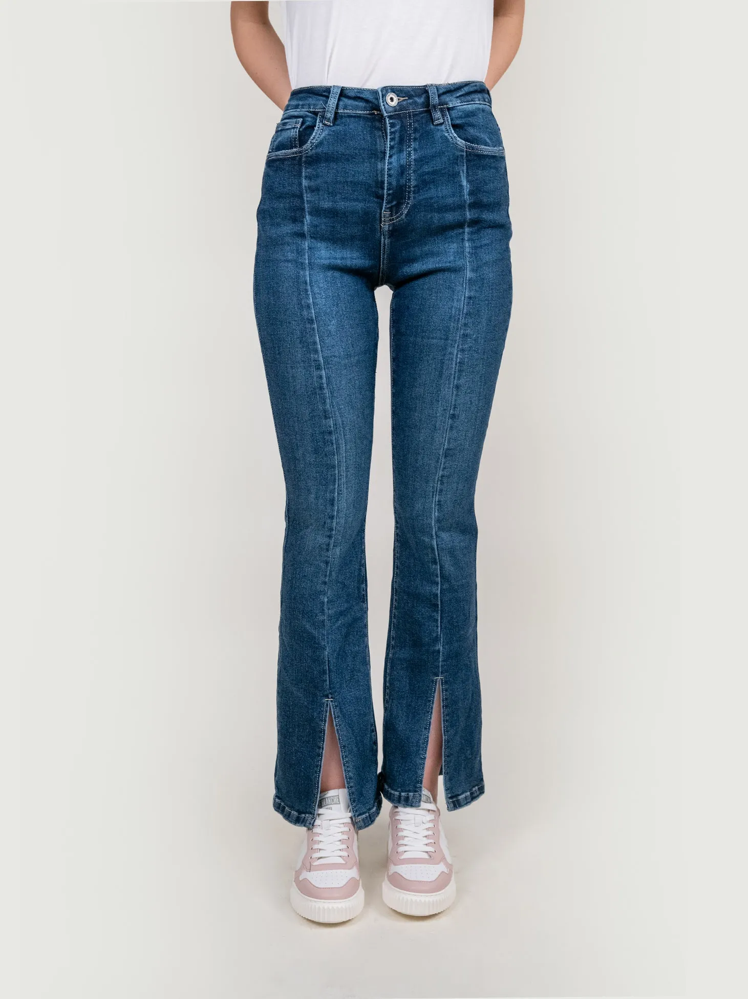 JEANS A ZAMPA ELASTICIZZATO CON MAXI SPACCO FRONTALE