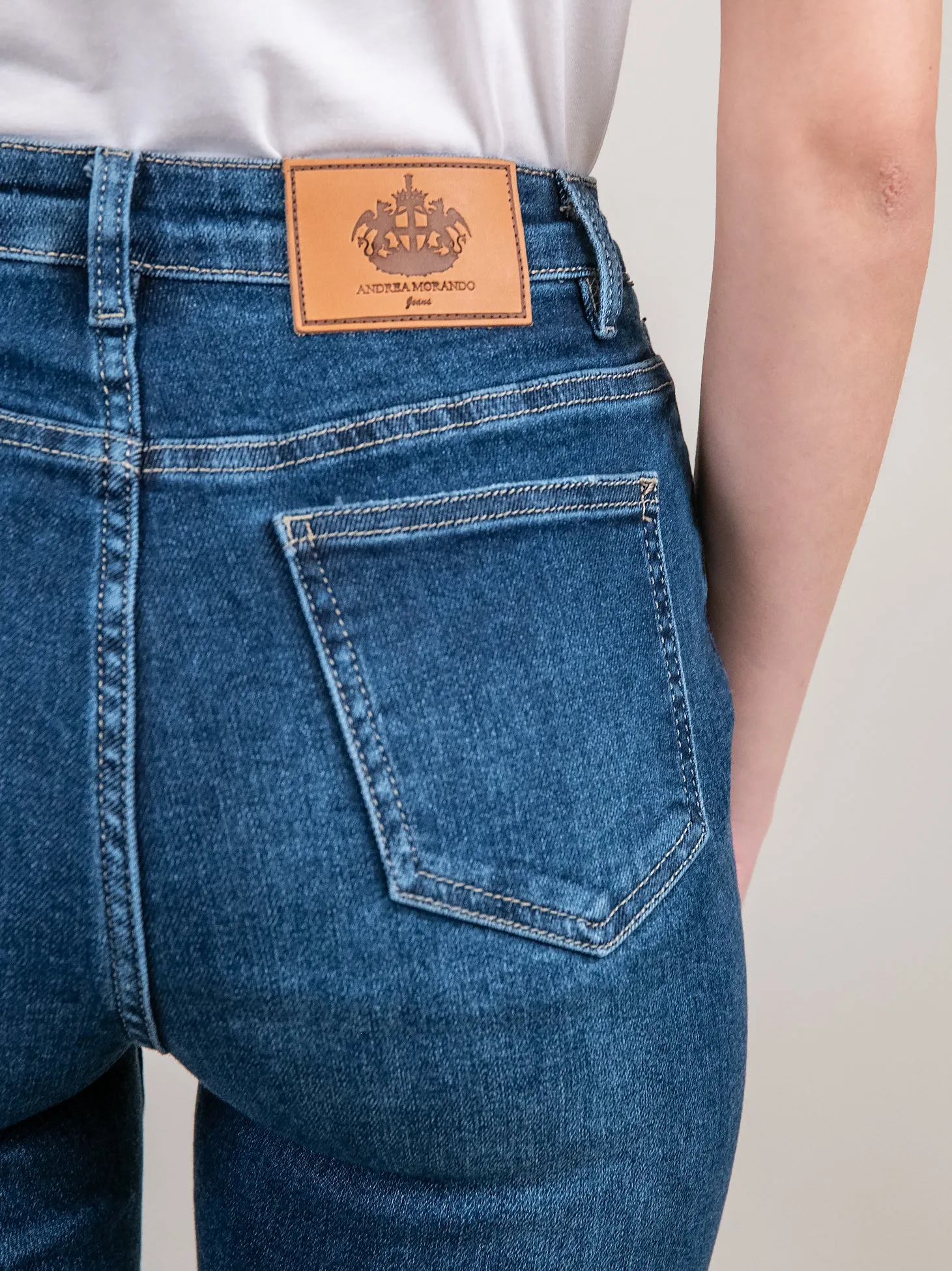 JEANS A ZAMPA ELASTICIZZATO CON MAXI SPACCO FRONTALE