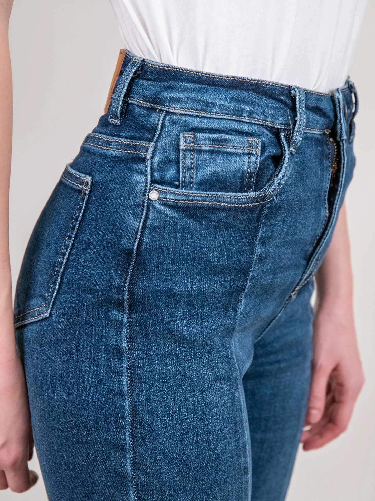 JEANS A ZAMPA ELASTICIZZATO CON MAXI SPACCO FRONTALE