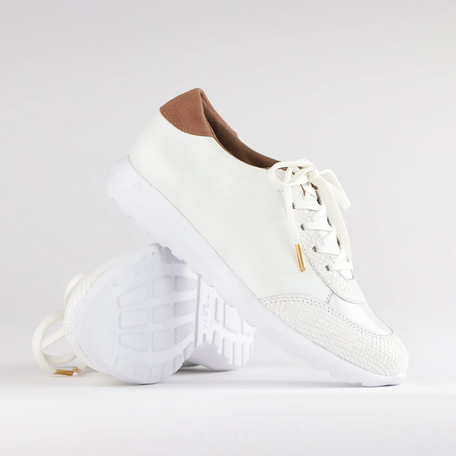 Lace-up Sneaker in White - 12594